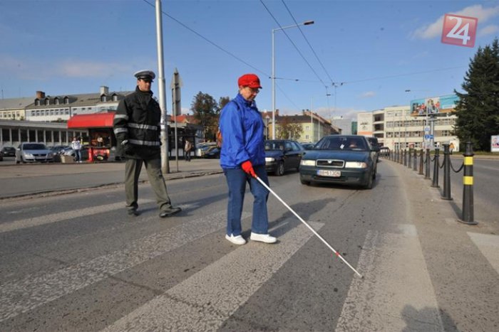 Ilustračný obrázok k článku Spoznáte nevidiaceho na ceste? Biela palica nemá byť strašiakom